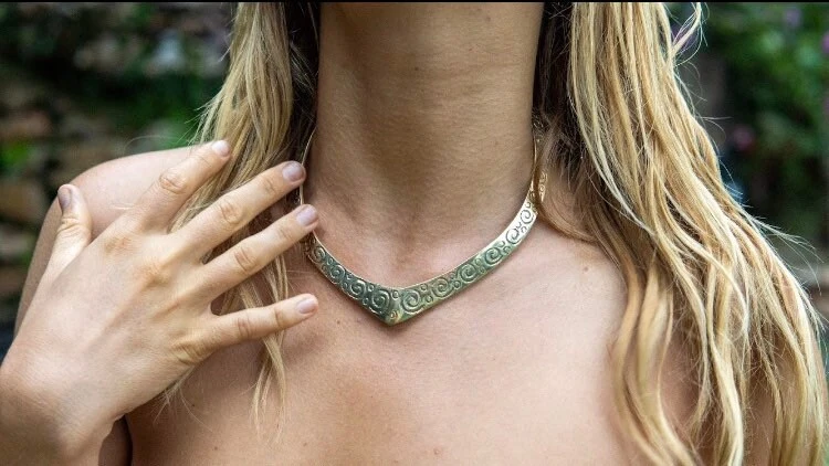 Collana girocollo incisa