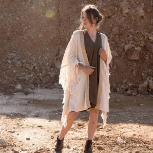 Superposez-vous dans un style bohème sans effort avec ce kimono tissé à la main TribalDesert