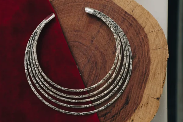 Mehrreihiges afrikanisches Halsband