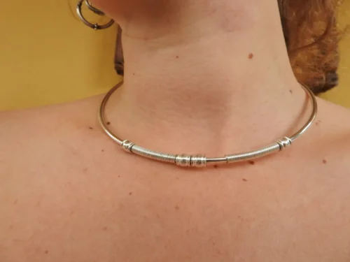 Collar gargantilla de alambre flexible
