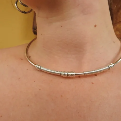 Collar gargantilla de alambre flexible