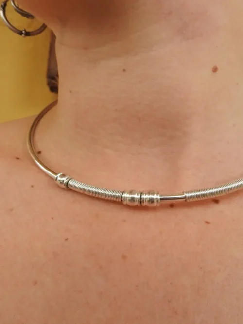 Collar gargantilla de alambre flexible