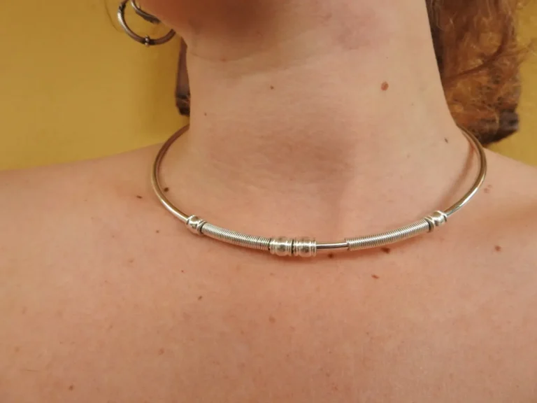 Collier ras de cou en fil flexible