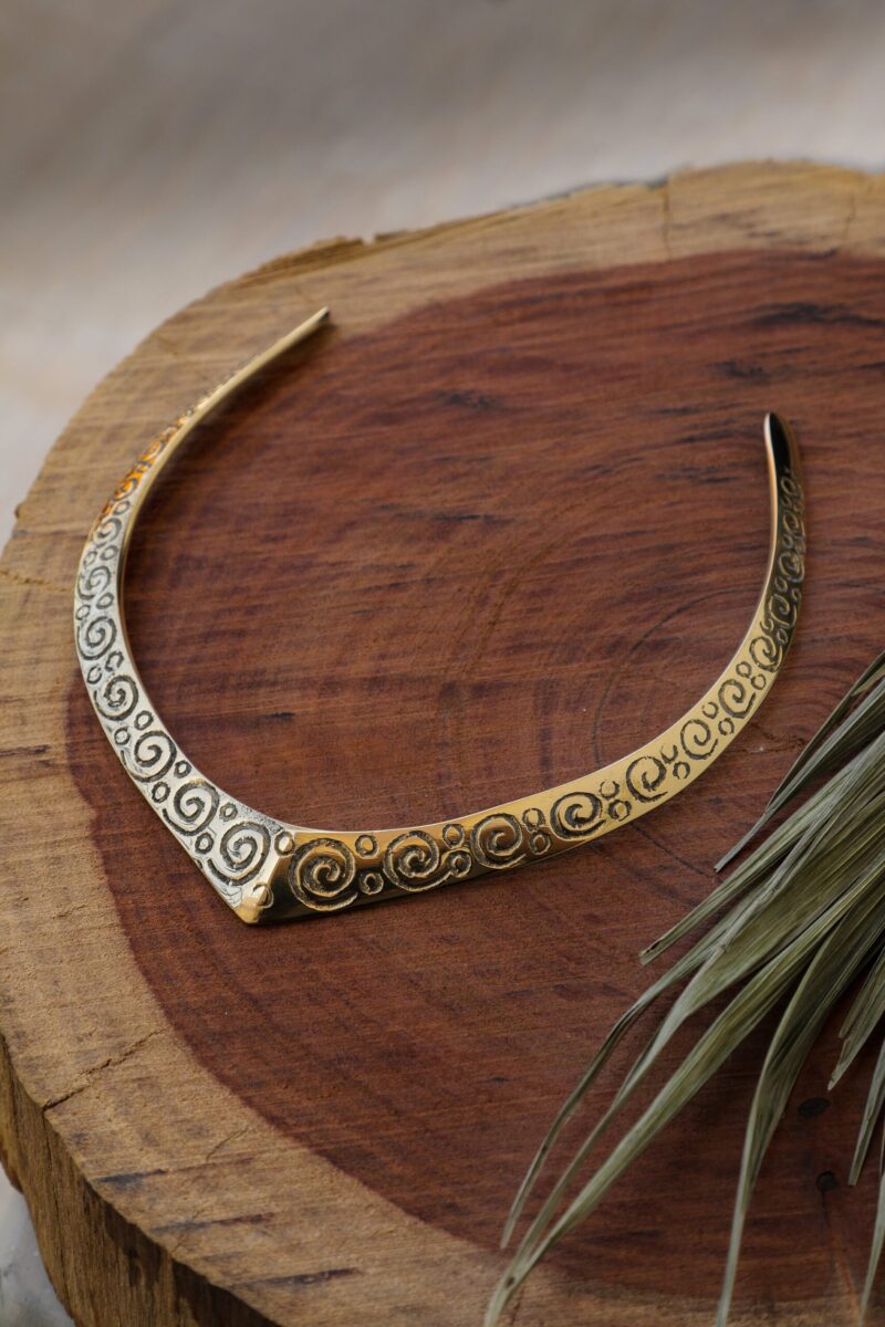 Collar gargantilla grabado