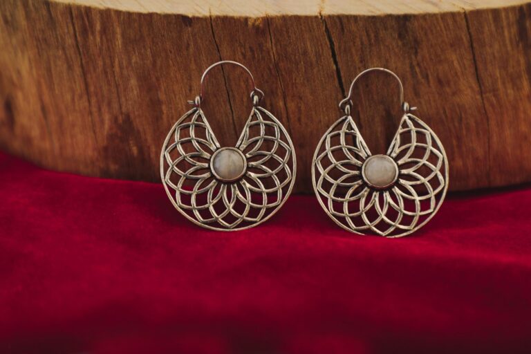 Boucles d’oreilles géométriques en pierre de lune
