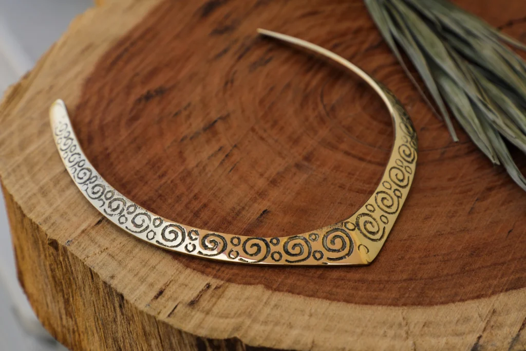 Collana girocollo incisa