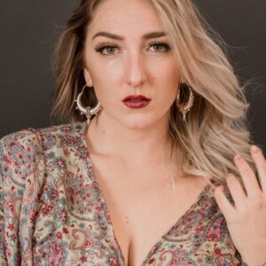 Audaces y místicos, estos aretes de luna creciente de latón hechos a mano de TribalDesert cuentan con detalles intrincados inspirados en el antiguo simbolismo tribal