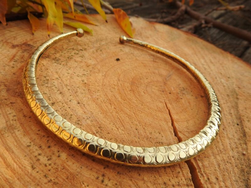 Tour de cou en laiton tribal pour la fabrication de bijoux