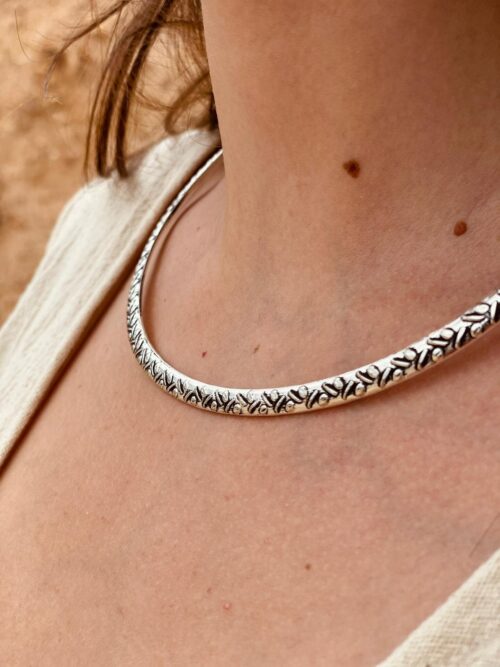 Collar de diseño plateado
