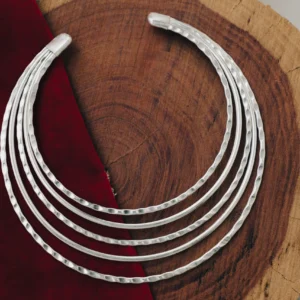 Gargantilla martillada de varias hileras