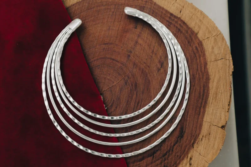 Gargantilla martillada de varias hileras