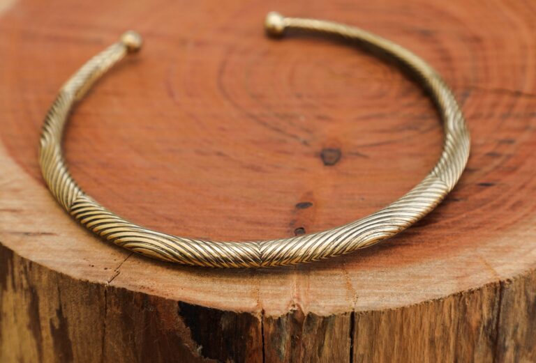 Collier ras de cou ondulé