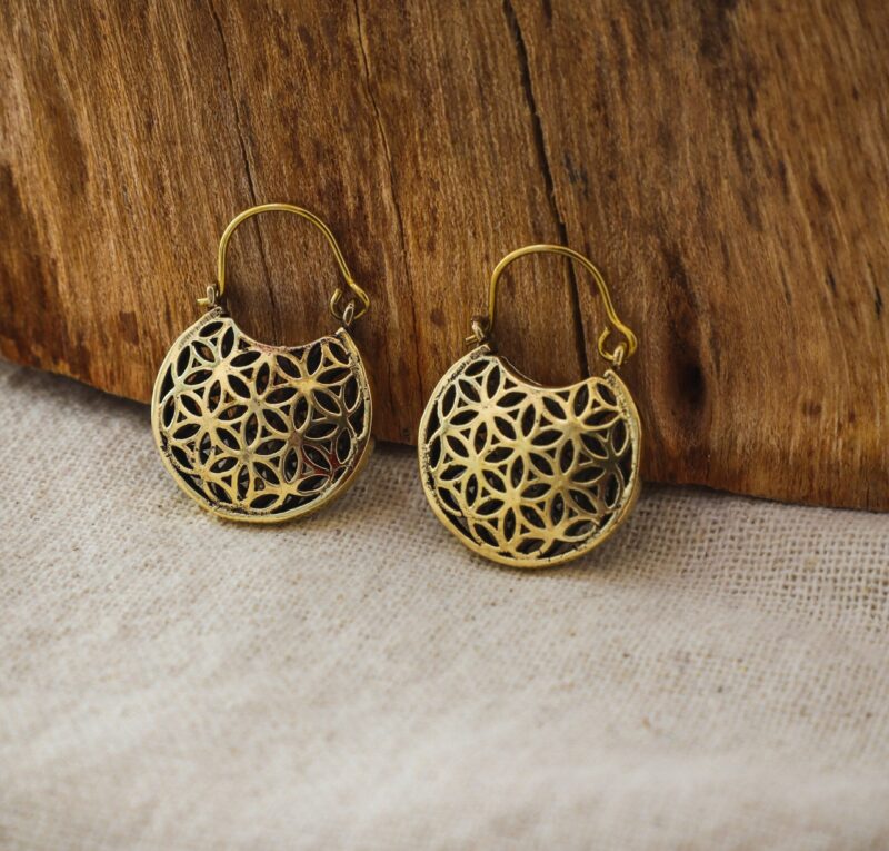 Orecchini a cerchio moderni