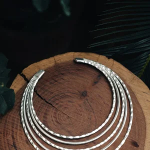 Gargantilla martillada de varias hileras