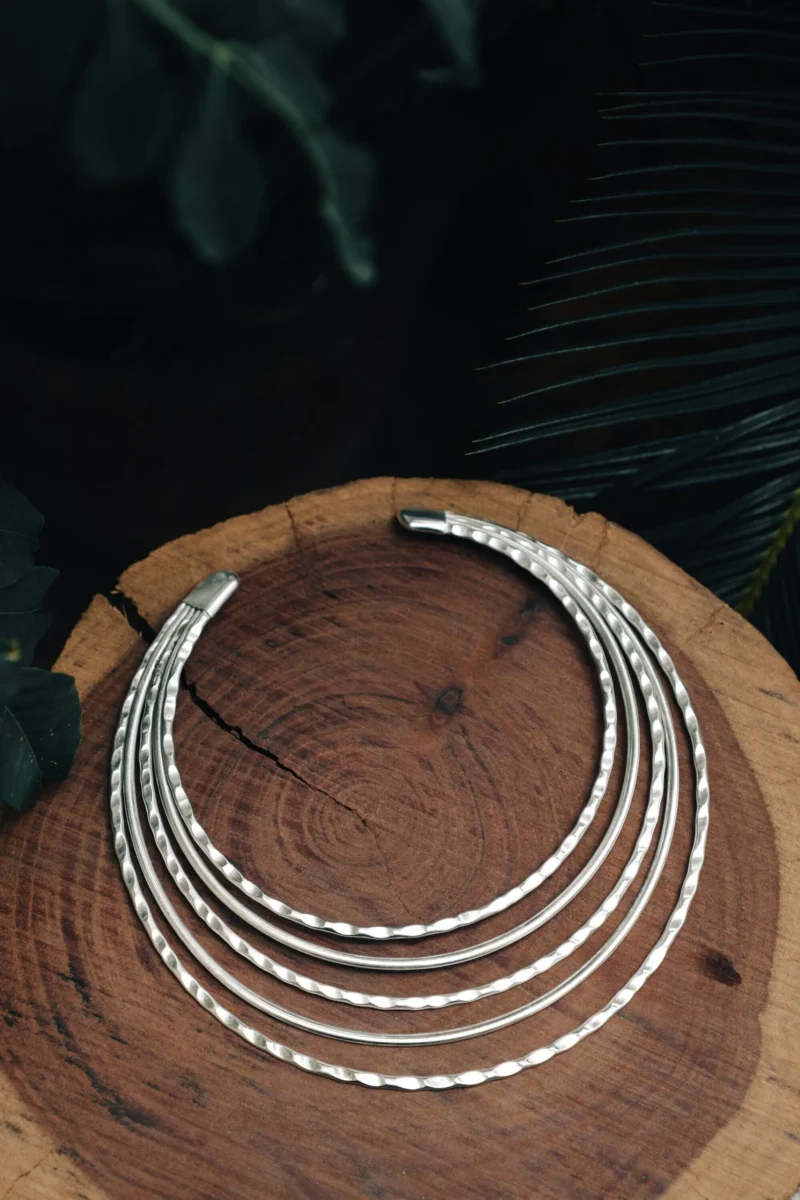 Gargantilla martillada de varias hileras