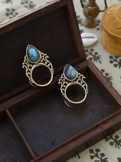 Elegant and enchanting, these handcrafted brass earrings from TribalDesert feature intricate filigree work and mesmerizing labradorite stones