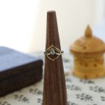 Anillo de piedra lunar de hoja dorada