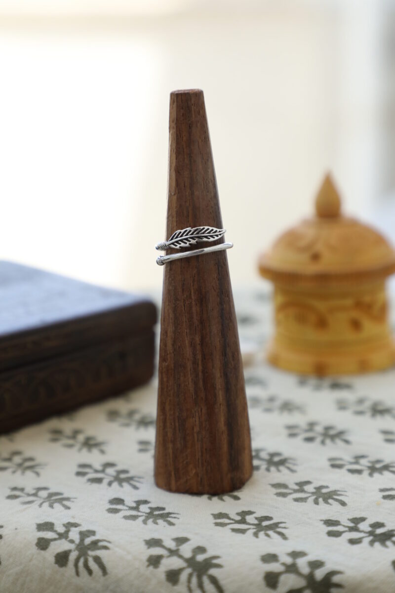 Anello regolabile in piuma d'oro