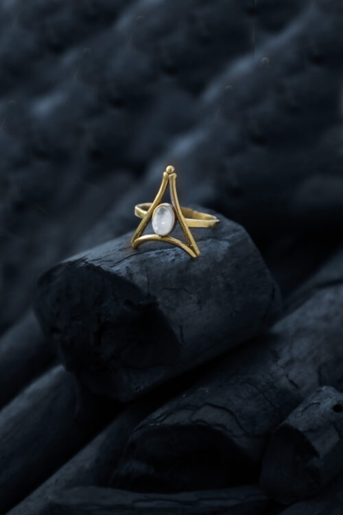 Anillo de piedra lunar del triángulo celeste