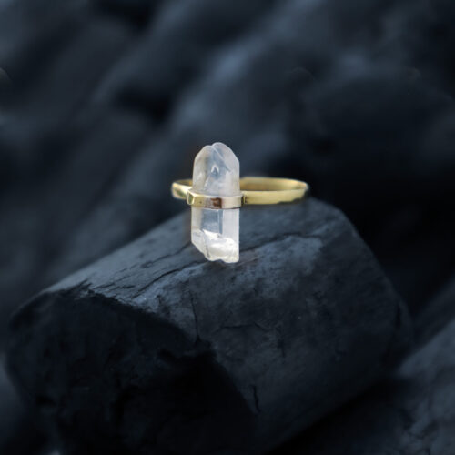 Anillo de cristal de cuarzo en bruto