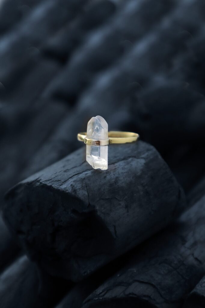 Anello di cristallo di quarzo grezzo