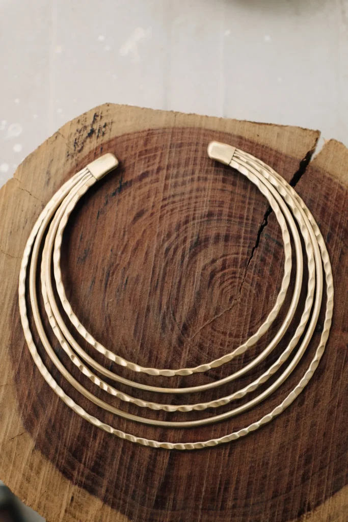 Collier martelé à plusieurs rangs