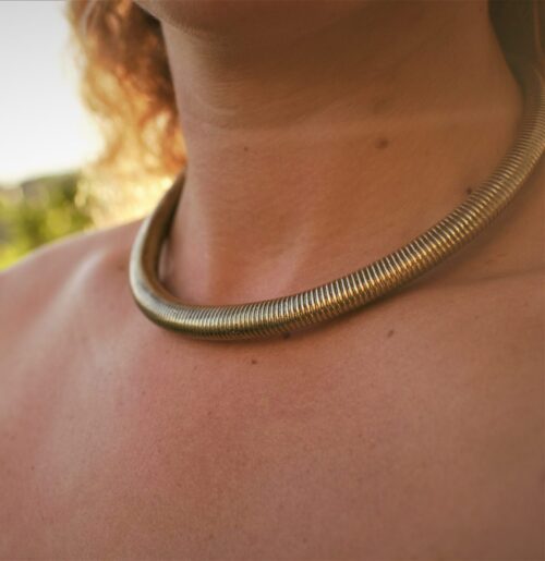 Gargantilla tribal de latón