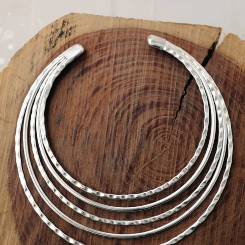 Mehrreihiger gehämmerter Choker
