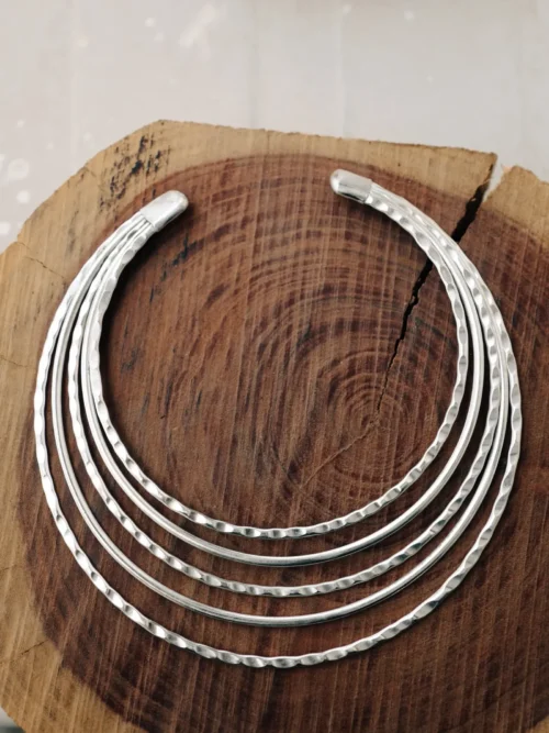 Mehrreihiger gehämmerter Choker