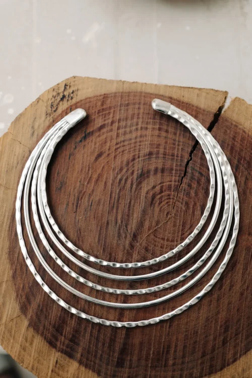 Gargantilla martillada de varias hileras