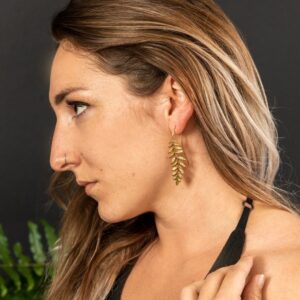 Orecchino a foglia pendente