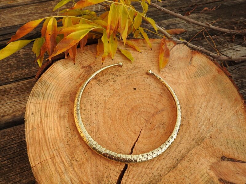 Tour de cou en laiton tribal pour la fabrication de bijoux