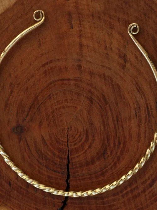 Collier ras de cou moulé