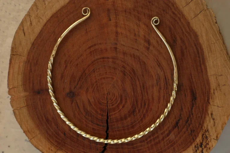 Collier ras de cou moulé