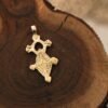 Handgefertigter Tribal-Messinganhänger mit komplizierten Gravuren, inspiriert von alten Symbolen