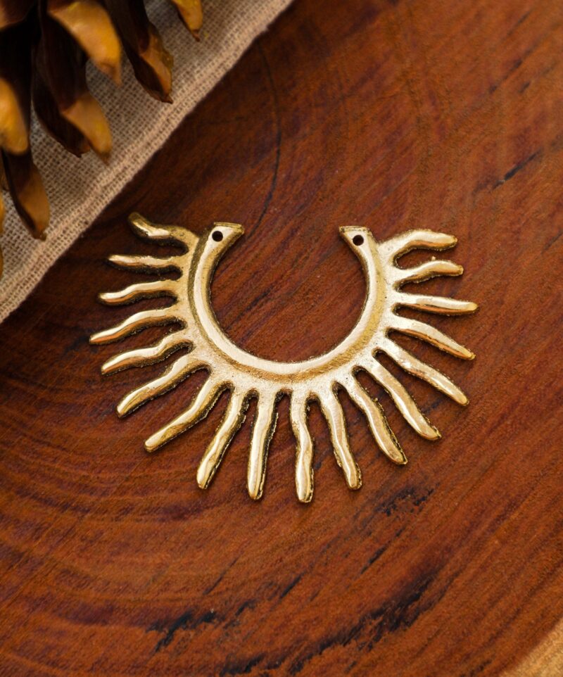 Colgante tribal de latón de macramé