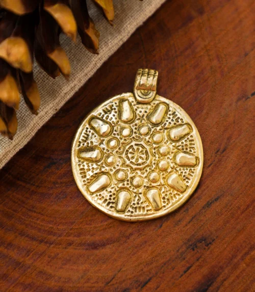 1 Colgante de latón tribal hecho a mano con dijes grabados