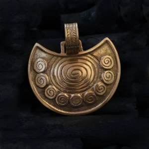 Pendentif en laiton amulette romaine Lunula