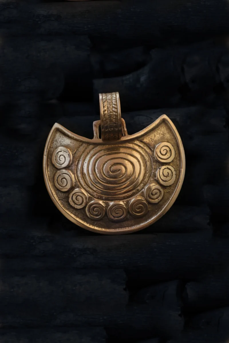 Pendentif en laiton amulette romaine Lunula