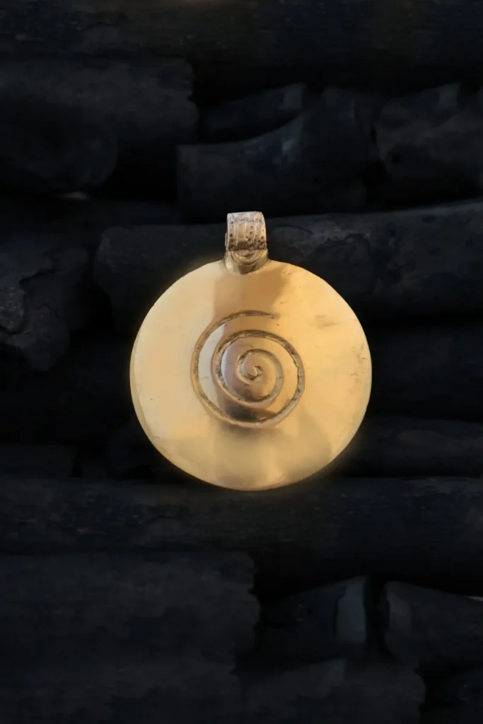 Colgante de latón de la Edad de Piedra