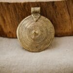 Pendentif rond en laiton à breloques