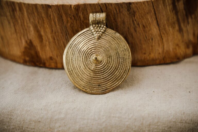 Pendentif rond en laiton à breloques