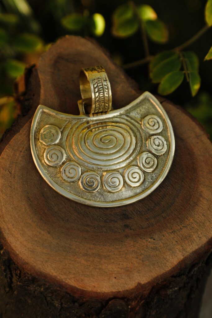 Pendentif en laiton amulette romaine Lunula