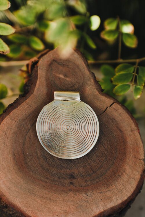 Colgante de latón en espiral