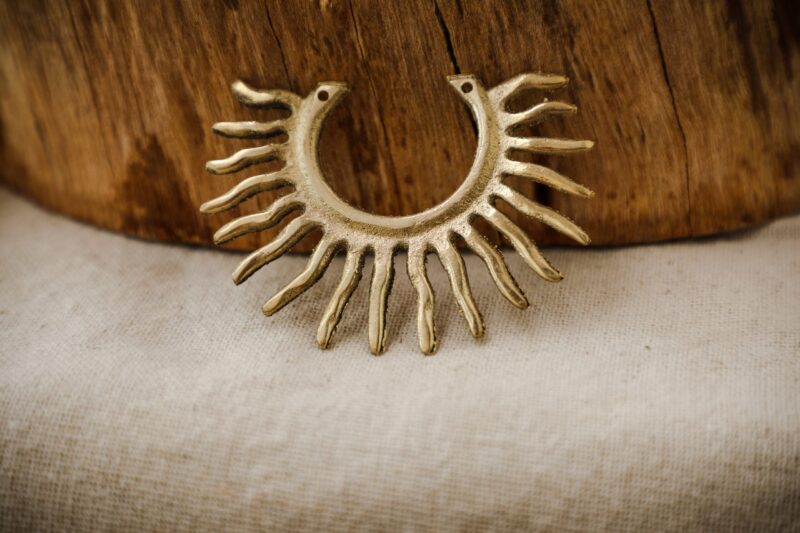 Colgante tribal de latón de macramé