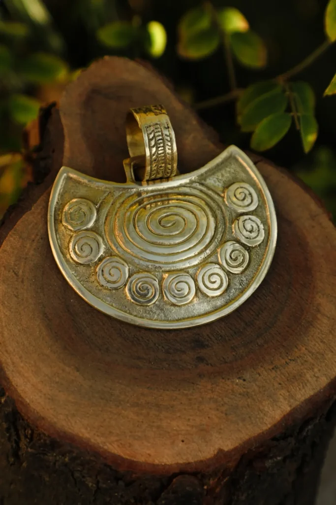 Pendentif en laiton amulette romaine Lunula