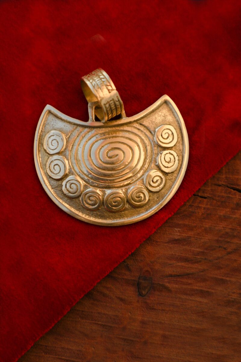 Pendentif en laiton amulette romaine Lunula