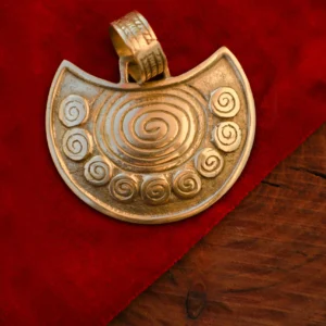 Pendentif en laiton amulette romaine Lunula