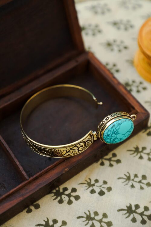 Armband im Handschellenstil