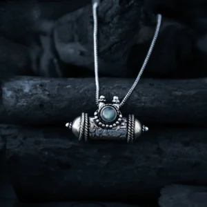 Exquisite handgefertigte Tribal-Medaillon-Halskette mit komplizierten Silberarbeiten und einem faszinierenden Edelstein-Mittelstück